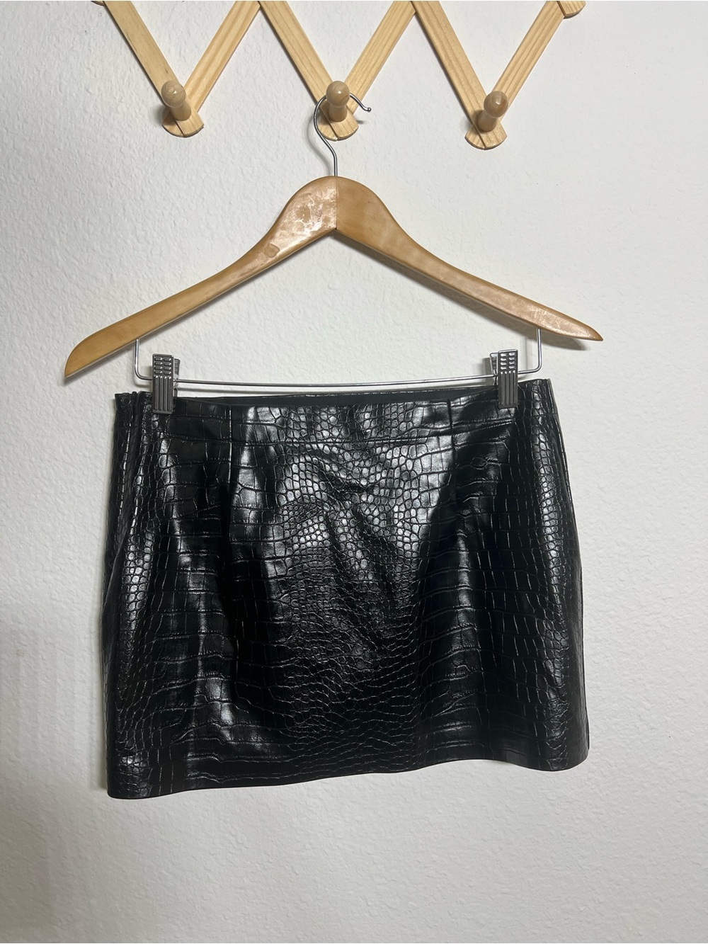 EDIKTED • NWT black faux leather mini skirt with croc-embossed texture - Picture 5 of 10